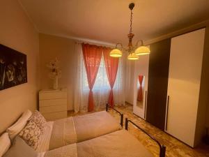 维纳利亚瑞勒Ca' Mariuccia appartamento in Venaria Reale的一间卧室设有一张床和一个窗口