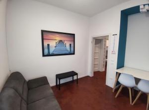 科内利亚诺BBConegliano Bixio的客厅配有沙发和墙上的照片