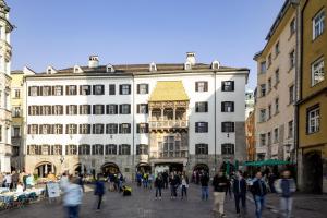 因斯布鲁克Innsbruck Garden Residence的一群人走在建筑物前的街道上