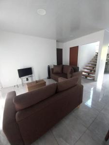 纽沃阿雷纳尔Arenal Vistas del Paraiso的带沙发和电视的客厅