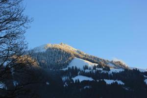 韦斯滕多夫Latina II的山地,雪地和树木覆盖,阳光照耀着