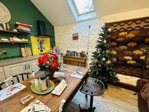 CollinstownThe Milking Parlour的厨房配有桌子和圣诞树