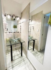 米娜克拉韦罗Hotel Boutique的浴室设有2个水槽和镜子
