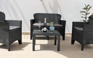 加埃塔Vico 18的一张桌子、一瓶葡萄酒和两把椅子