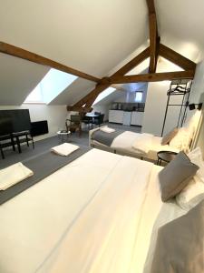 里摩日VILLA VLAS - Chambre d'Hôte - Limoges的阁楼卧室配有两张床和厨房