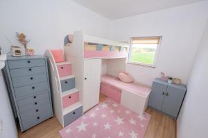 VynupėPoilsio oazė的儿童卧室配有双层床和梳妆台