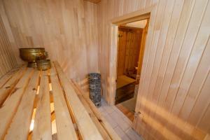 VynupėPoilsio oazė的一间设有木凳的房间