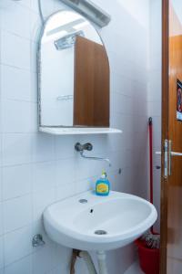 尼什Apartment Bojke的浴室设有白色水槽和镜子
