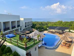 卡里蒙贾瓦The Happinezz Hills Hotel的享有带游泳池的度假村的空中景致