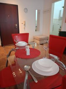 弗拉查尔（历史区）Clockwork orange apartment的一张桌子,上面放着两盘盘酒杯