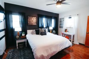 Charming Omaha Retreat - Near Zoo & Downtown home客房内的一张或多张床位