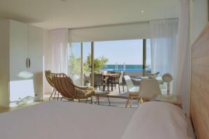 埃斯特角城SYRAH Premium B1 - Piscina privada con vista al mar by depptö的一间卧室配有一张床,客厅享有美景。