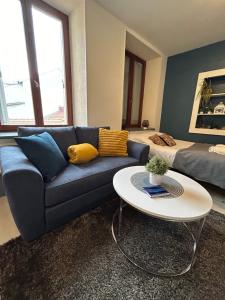 蒙贝利亚尔Studio de 30m² hypercentre très calme的客厅配有蓝色的沙发和桌子