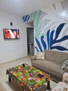 丹吉尔appart hotel tanger gzenaya的客厅配有沙发和桌子