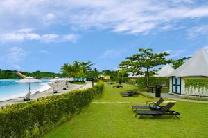 拉古洼Natra Bintan, a Tribute Portfolio Resort的一个带桌椅的公园和海滩