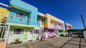 佩尼亚Apart Pousada Villa das Flores的一组建筑,上面有色彩缤纷的油漆
