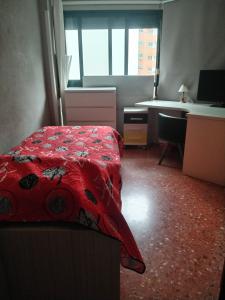 阿尔博拉亚Habitación individual con baño privado, Desayuno y piscina的一间卧室配有一张红色棉被的床