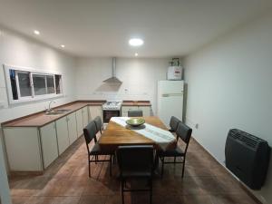 圣拉斐尔Casa Romo的厨房配有桌椅和冰箱。