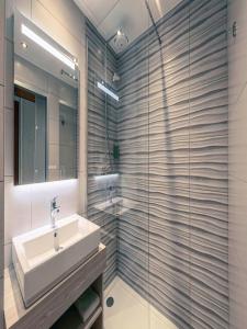 维特罗勒贝斯特韦斯特马赛机场酒店的一间带水槽和镜子的浴室