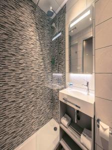 维特罗勒贝斯特韦斯特马赛机场酒店的一间带水槽和淋浴的浴室
