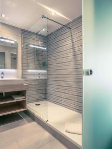 维特罗勒贝斯特韦斯特马赛机场酒店的一间带玻璃淋浴和水槽的浴室