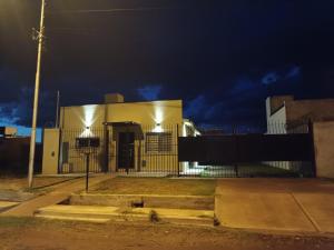 圣拉斐尔Casa Romo的一座建筑,在晚上前有栅栏