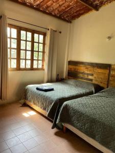 科尔多瓦Rancho 3 marias的一间卧室设有两张单人床和一个窗户。