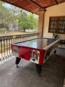 科尔多瓦Rancho 3 marias的围栏前的乒乓球桌