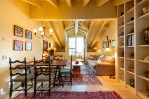 利维尼奥White Pine Lodge Livigno的客厅配有桌子和沙发