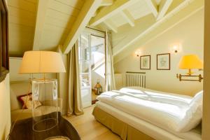 利维尼奥White Pine Lodge Livigno的一间卧室设有一张大床和一个窗户。
