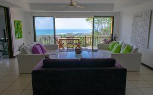 塔尔科莱斯Residence Nativa Las Vistas, appartement的带沙发的客厅,享有海景