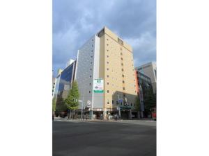 札幌R&B Hotel Sapporo Kita 3 Nishi 2 - Vacation STAY 39508v的城市街道上高大的建筑