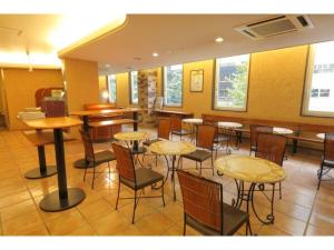 札幌R&B Hotel Sapporo Kita 3 Nishi 2 - Vacation STAY 39508v的一间在房间内配有桌椅的餐厅