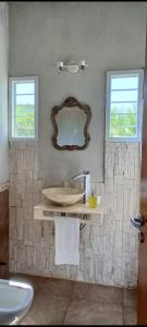 波特雷罗德洛斯弗内斯Loft Las Acacias的浴室设有水槽和墙上的镜子