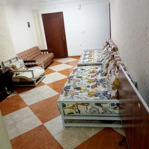 十月六日城بيت الطالبات的两张双层床,位于一个设有 ⁇ 架的房间里