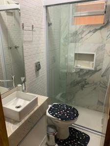 大普拉亚Casa com churrasqueira Guilhermina Praia Grande的浴室配有卫生间、盥洗盆和淋浴。