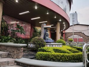 科恰班巴Apartamento, cómodo, en el corazón de Cochabamba的花园中间有喷泉的建筑