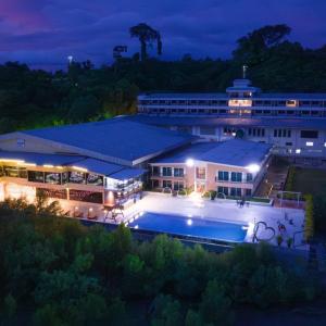 Pearl Andaman Resort Ranong Koh Koo的享有酒店空中景色,晚上设有游泳池