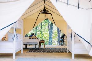DeltaLuxury Spacious Glamping with Lake View的帐篷里有人坐在桌子上
