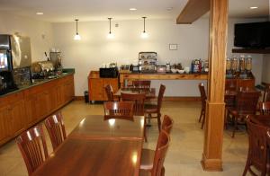 温尼伯温尼伯江山旅馆及套房的一间带桌椅的餐厅和一间厨房