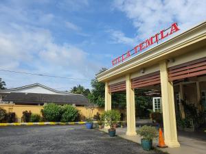 巴西富地Alia Express Villa Temila Pasir Puteh的建筑顶部有标志的酒店