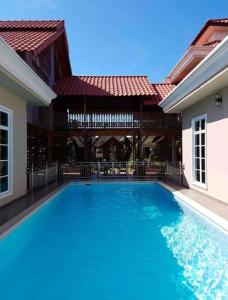 巴西富地Alia Express Villa Temila Pasir Puteh的房屋前的游泳池