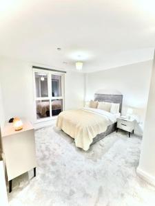 巴尔金City Escape - Unwind in Style的一间白色卧室,配有床和2个窗户