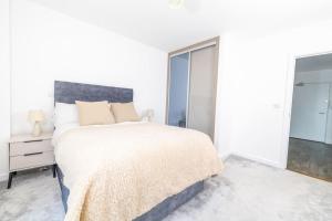 巴尔金City Escape - Unwind in Style的白色卧室设有一张大床和镜子