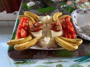 加尔各答Sarkar Villa Homestay的桌上放香蕉和水果的盘子