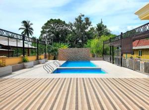 巴西富地Alia Express Villa Temila Pasir Puteh的一座房子后院的游泳池