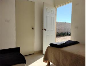 San CarlosPosada San Carlos的一间卧室设有一张床和一个开放式门