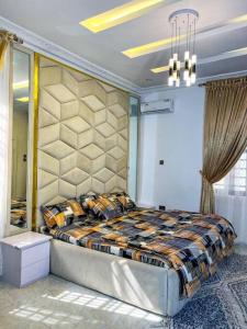 IkuataLuxury Charming 5Bed Duplex With Starlink wifi - Lekki的一间卧室,卧室内配有一张大床