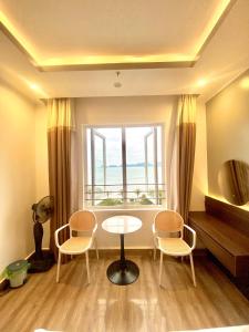 吉婆岛Dolphin Hotel的客房设有桌椅和窗户。