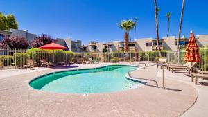 斯科茨Contemporary Condo in Hub of Old Town Scottsdale的度假酒店内带桌椅的游泳池